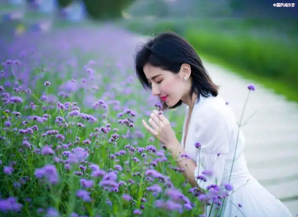 д �� �� ��